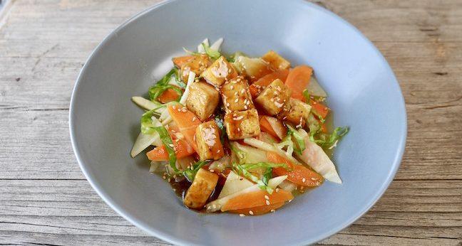 Besam-Sherry-Tofu auf Zitronengemüse. Foto: Elisabeth Fischer