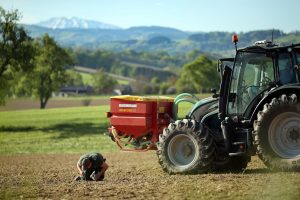 Sojaaussaat mit Ötscher im Hintergrund: Einlegetiefe der Sojabohnen wird geprüft.