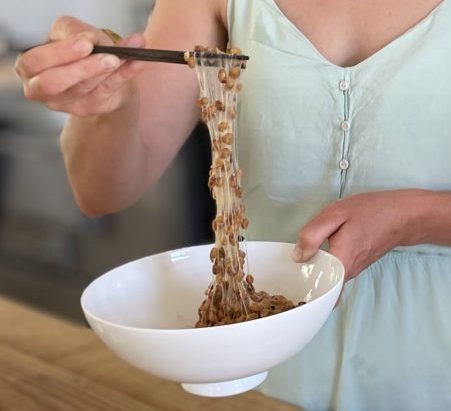 Verena Pizzini von Farmento zeigt, wie Natto Fäden zieht
