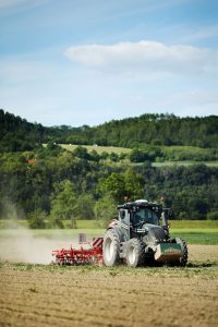 Sojafeld in Niederösterreich Hackvorgang