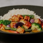 gelbes-curry-mit-tempeh-und-basmatireis
