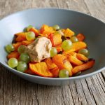 Ofenkürbis mit Mandel-Miso-Dip und Trauben