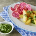 Petersilienpesto mit Knabbersoja, Chioggia-Rüben-Carpaccio, knusprige Kartoffelspalten