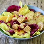 Salat mit Tofu-Mandel-Nuss, Orangen, Granatapfel, gerösteten Haselnüssen und Zitrus-Ingwer-Dressing