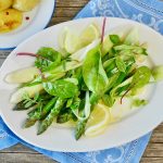 Spargel mit Jungzwiebeln, Spinat, Kräutern, Miso-Dressing