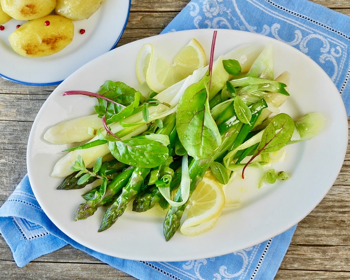 Spargel mit Jungzwiebeln, Spinat, Kräutern, Miso-Dressing