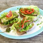 Crostini mit Räuchertofu und Salsa Verde