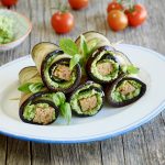 Melanzani-Röllchen mit Tomaten-Tofu und Basilikumcreme