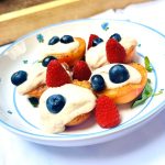 Gebratene Marillen mit Seidentofu-Mandel-Creme