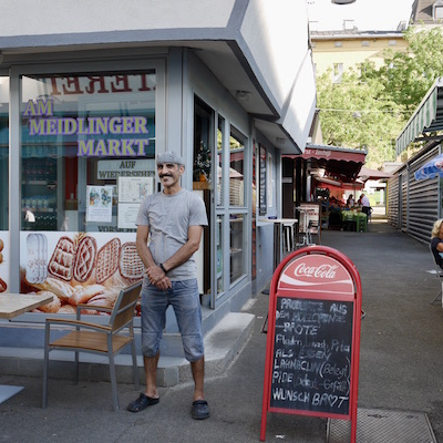 Furat vor seinem Fladenladen am angesagten Meidlinger Markt. Foto: Elisabeth Fischer