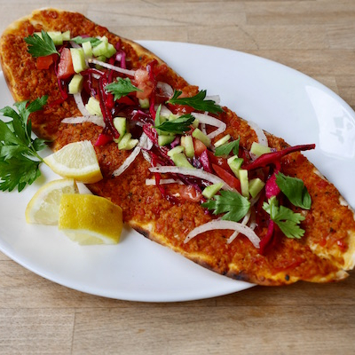 Traditionelles Lahmacun mit texturiertem Soja statt mit Fleisch. Foto: Elisabeth Fischer