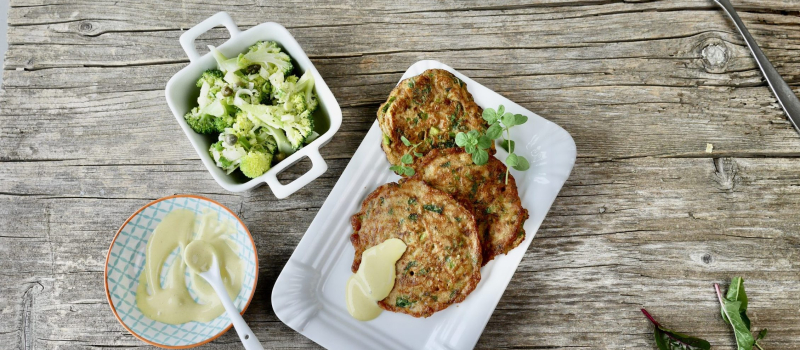 Natto-Puffer mit Senf-Majo und mariniertem Brokkoli. Mit Natto von Fairmento. Foto: Elisabeth Fischer