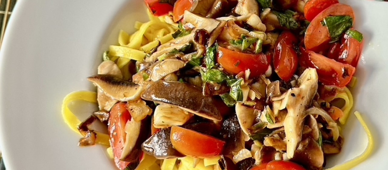 pasta-mit-misobutter-pilzen-und-tomaten-