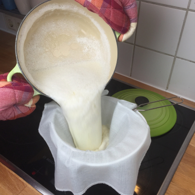 Sojadrink_Sieb-Foto_Reinhard_Haberfellner